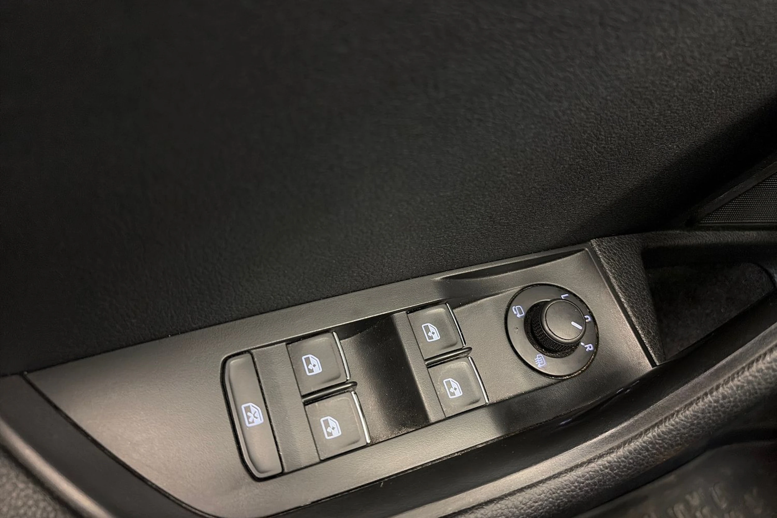 valkoinen Skoda Superb 2017 kuva 37.