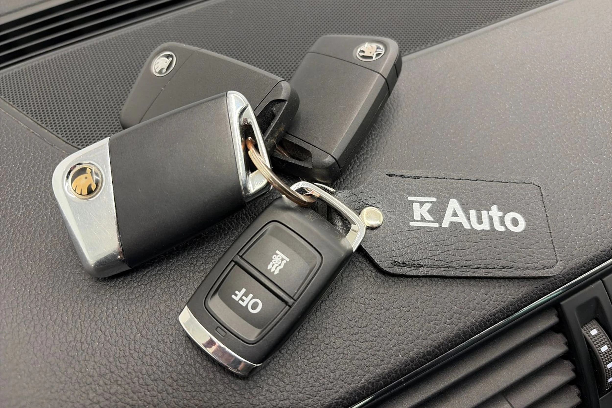 valkoinen Skoda Superb 2017 kuva 38.