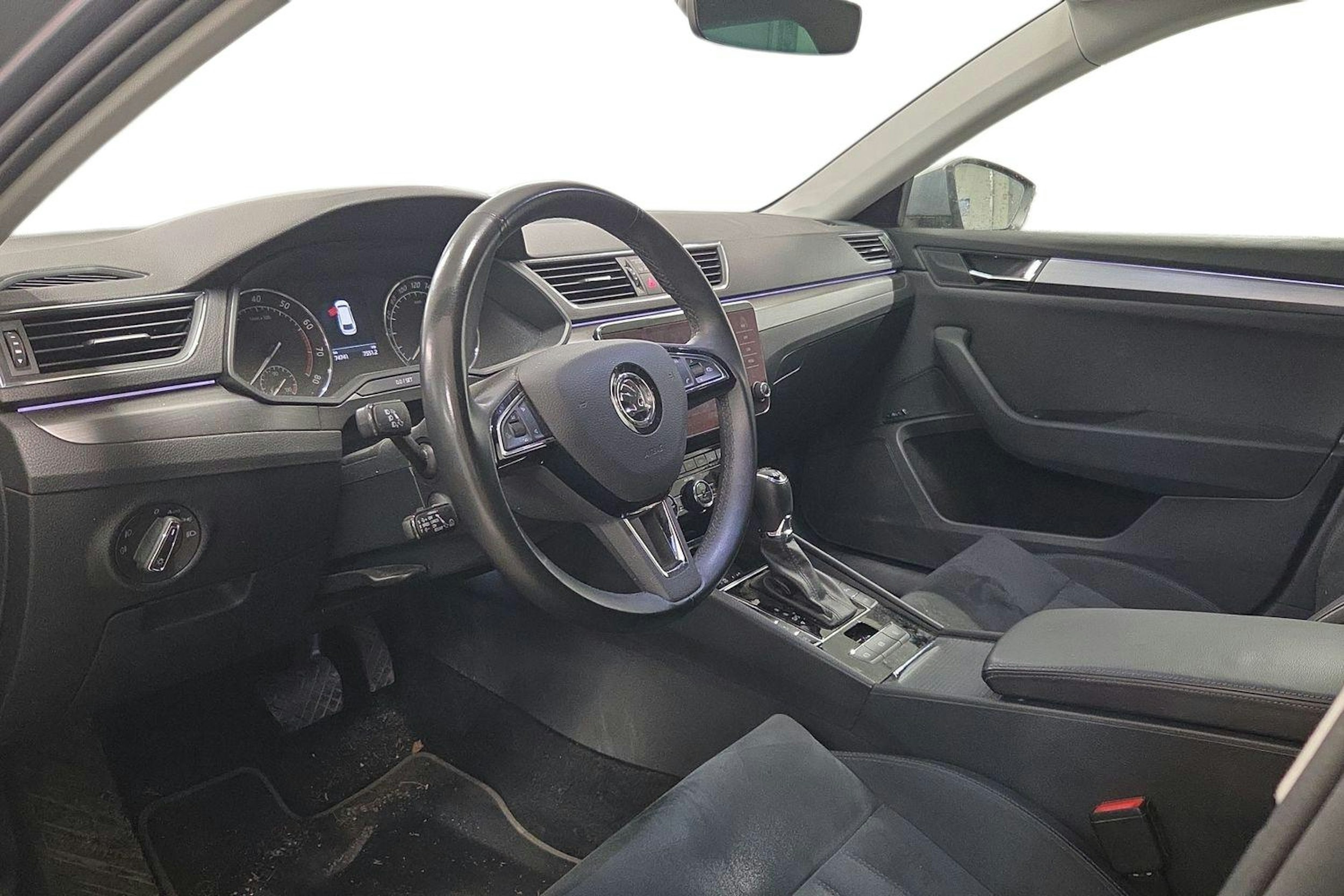 Harmaa Skoda Superb 2017 kuva 3.