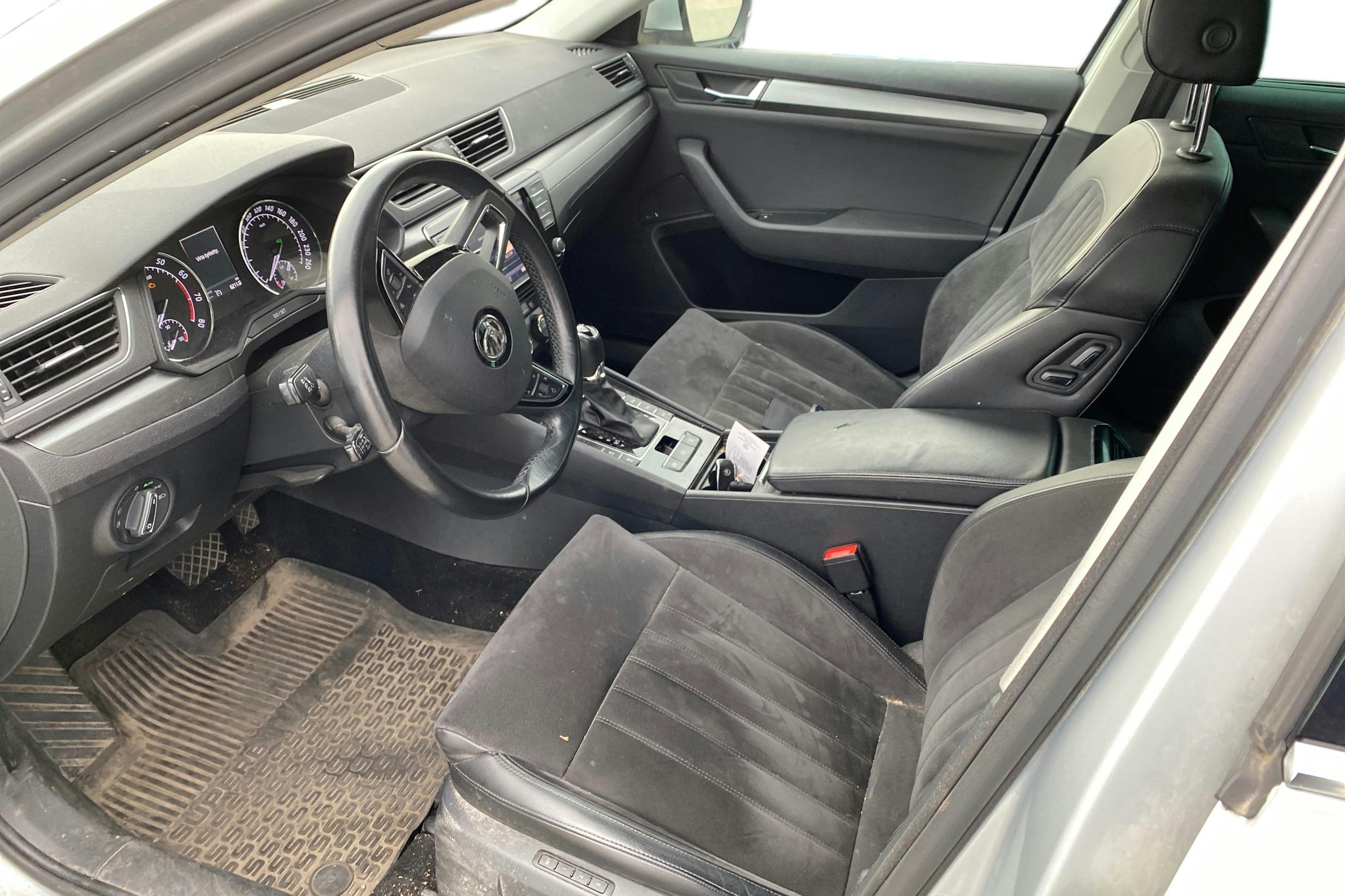 harmaa Skoda Superb 2017 kuva 3.