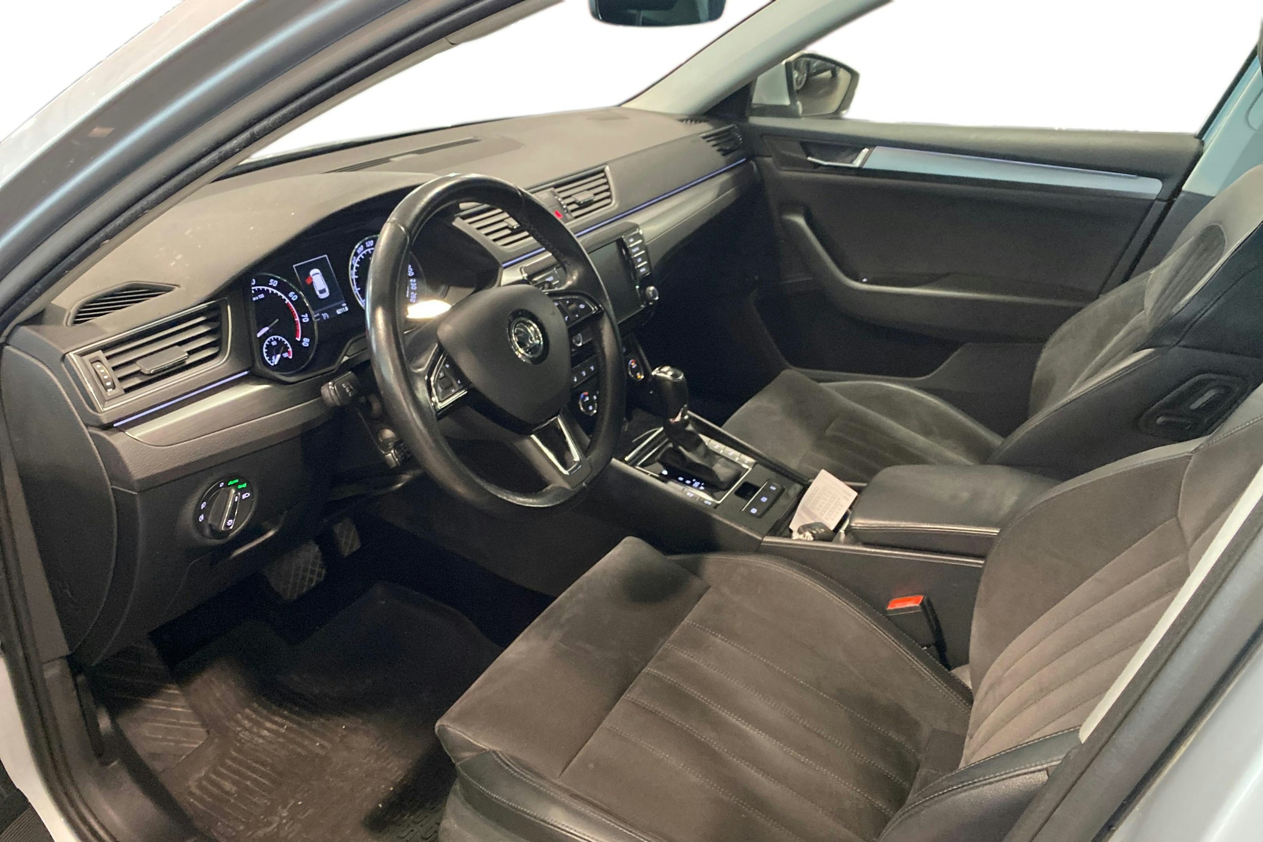 harmaa Skoda Superb 2017 kuva 7.