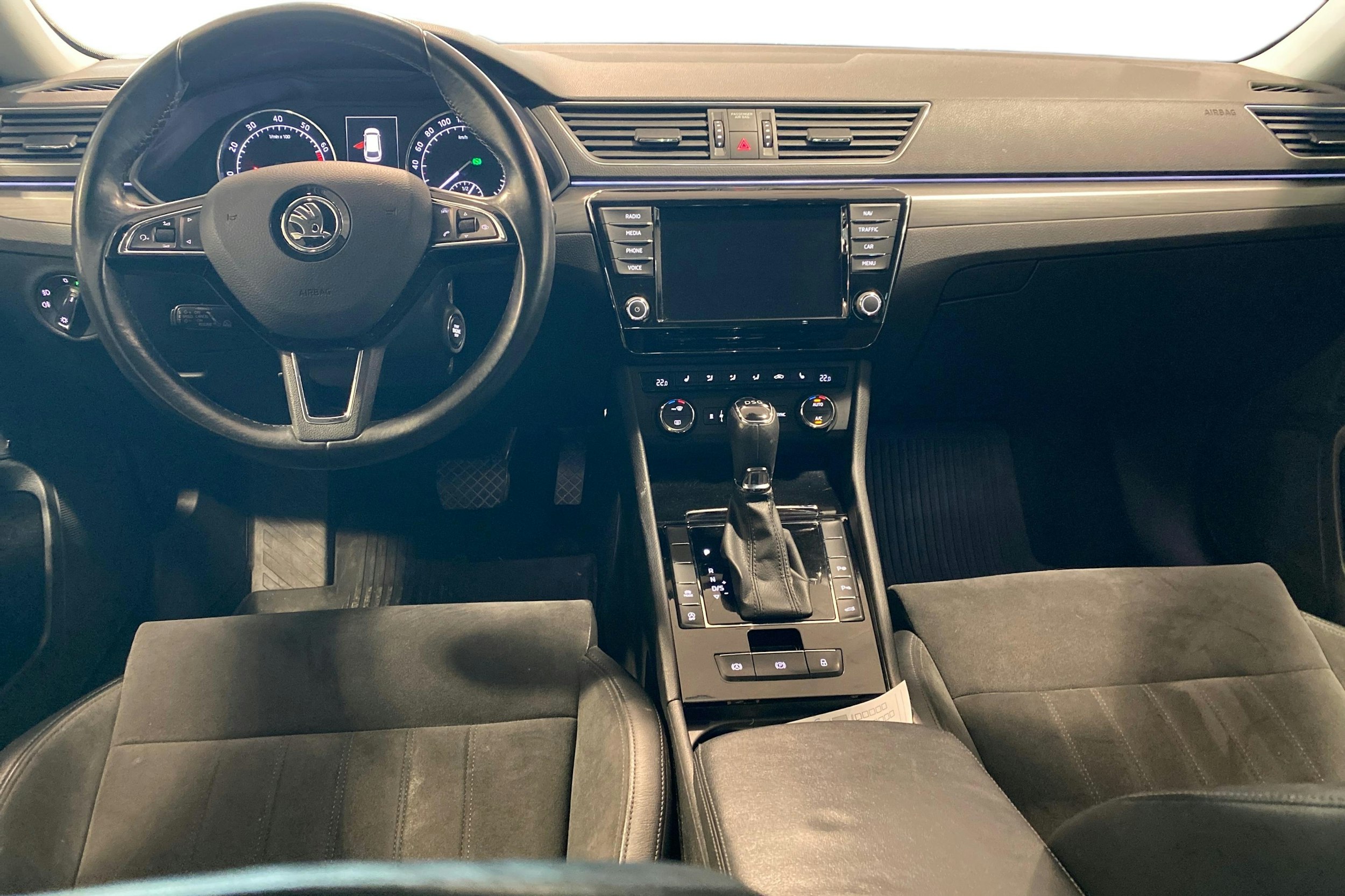 harmaa Skoda Superb 2017 kuva 9.