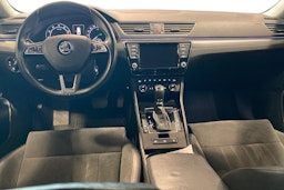 harmaa Skoda Superb 2017 kuva 9.