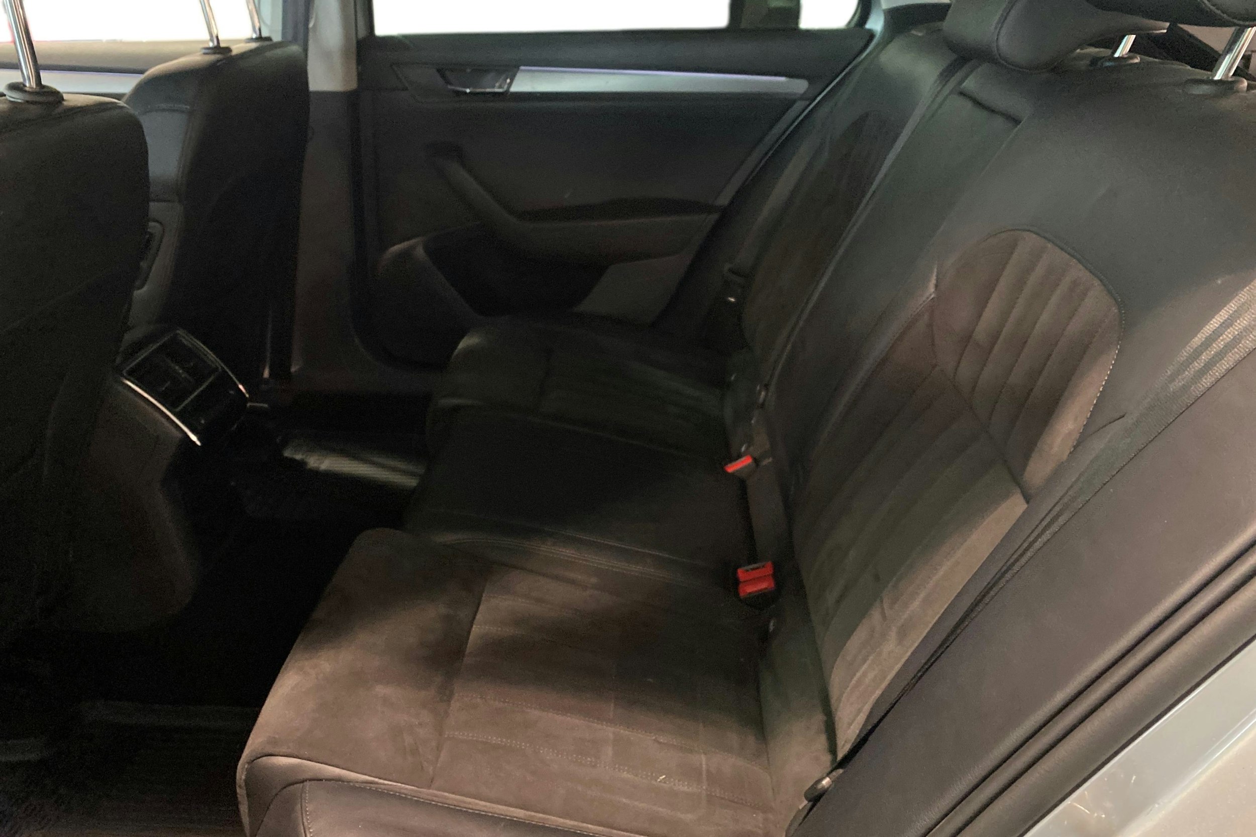 harmaa Skoda Superb 2017 kuva 10.