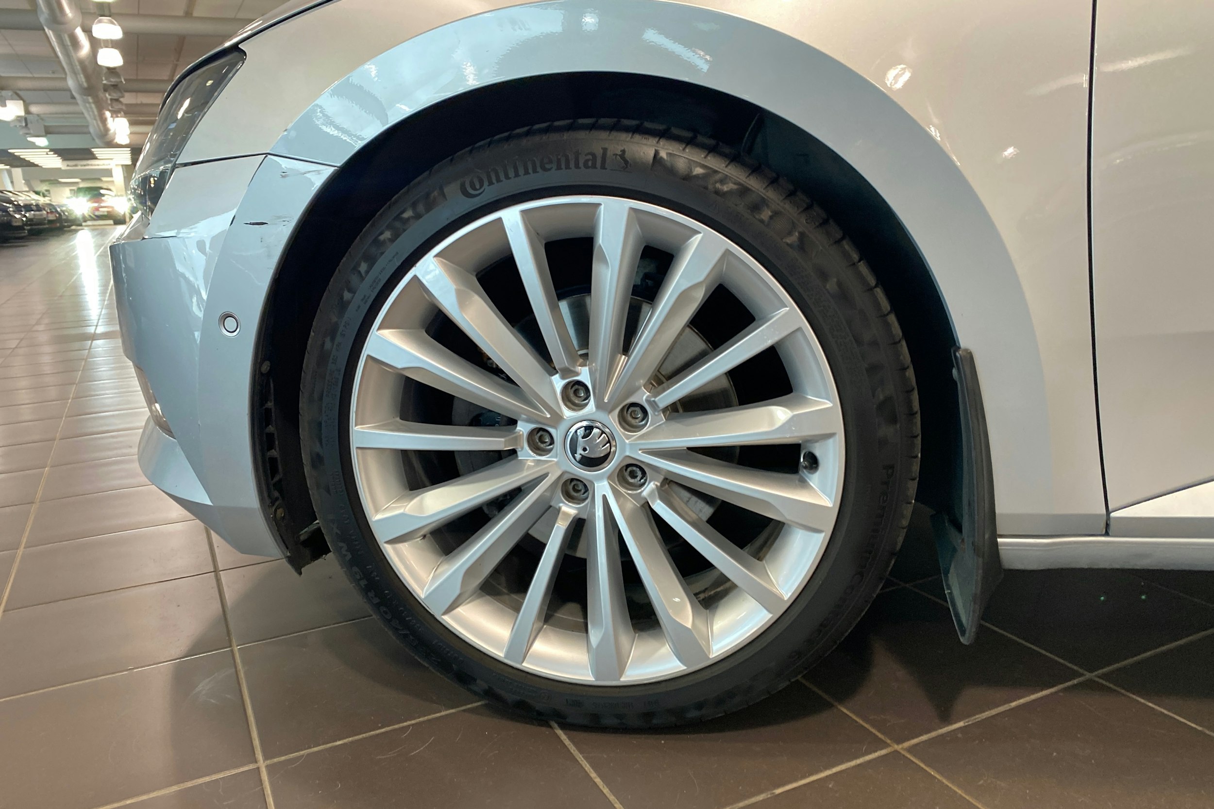 harmaa Skoda Superb 2017 kuva 11.