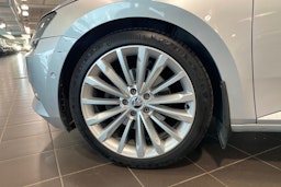 harmaa Skoda Superb 2017 kuva 11.