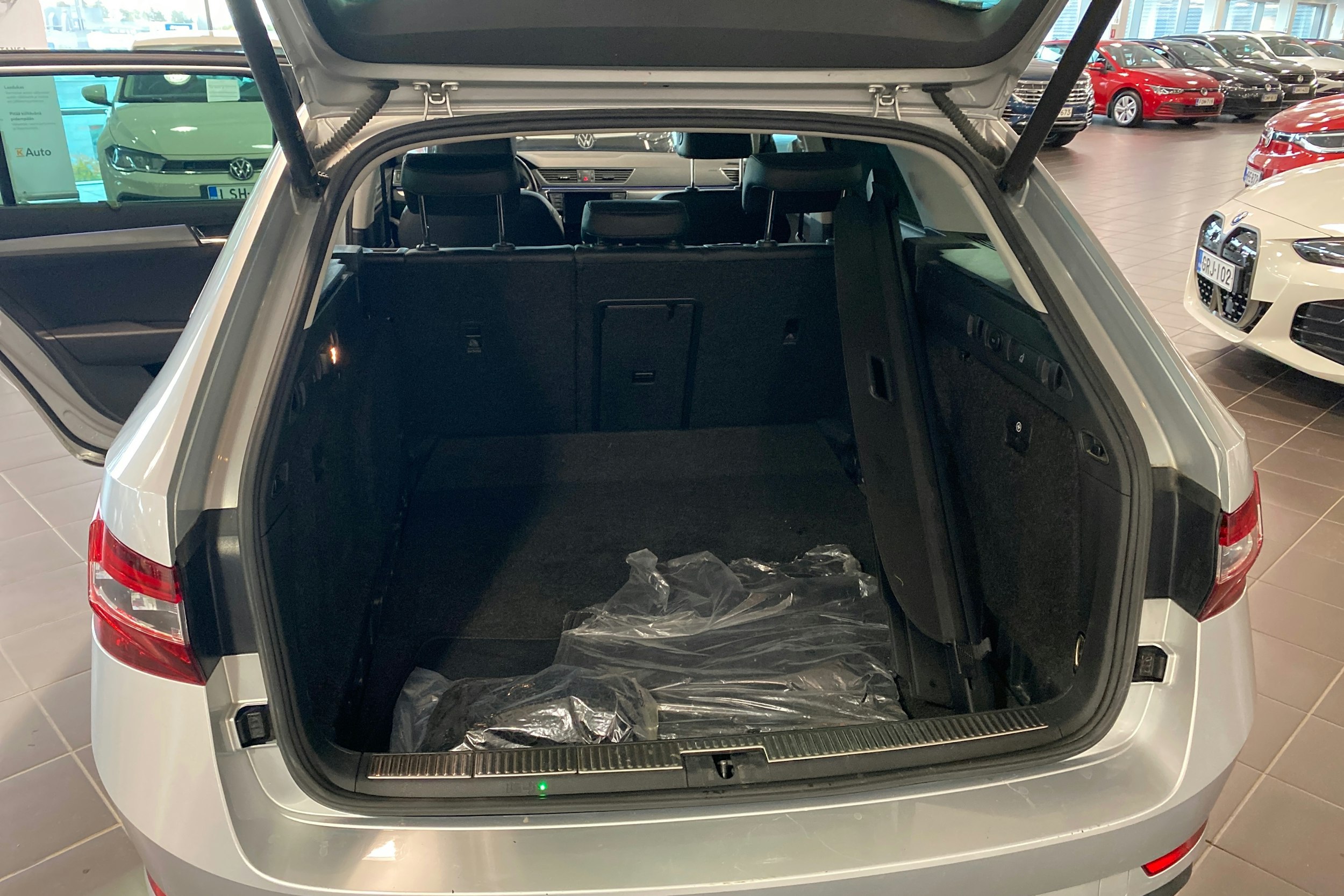 harmaa Skoda Superb 2017 kuva 14.