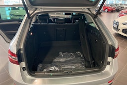 harmaa Skoda Superb 2017 kuva 14.