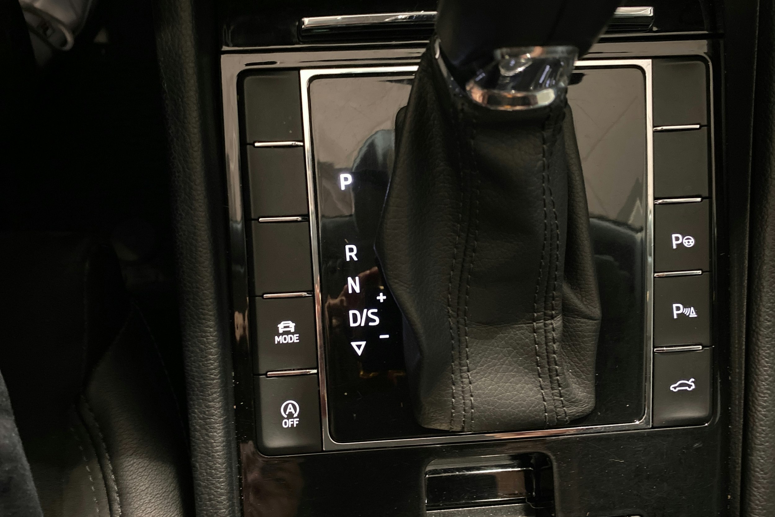 harmaa Skoda Superb 2017 kuva 30.