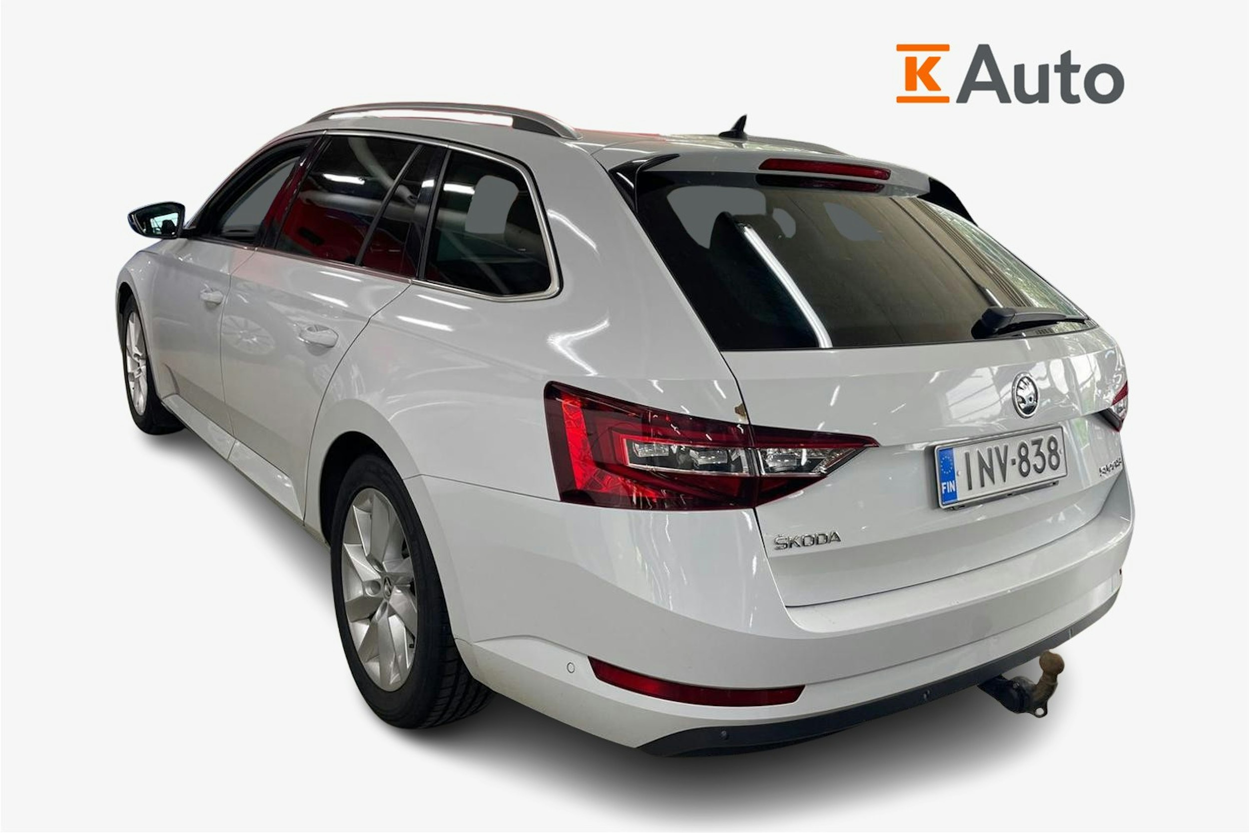 valkoinen Skoda Superb 2017 kuva 2.