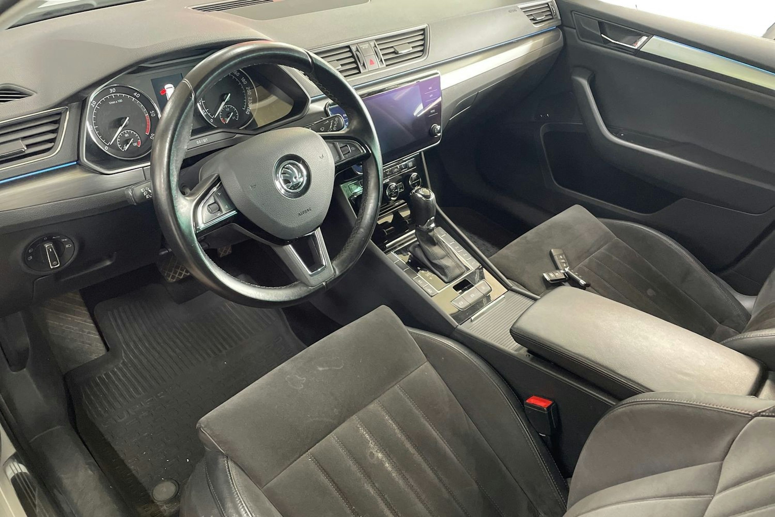 valkoinen Skoda Superb 2017 kuva 3.