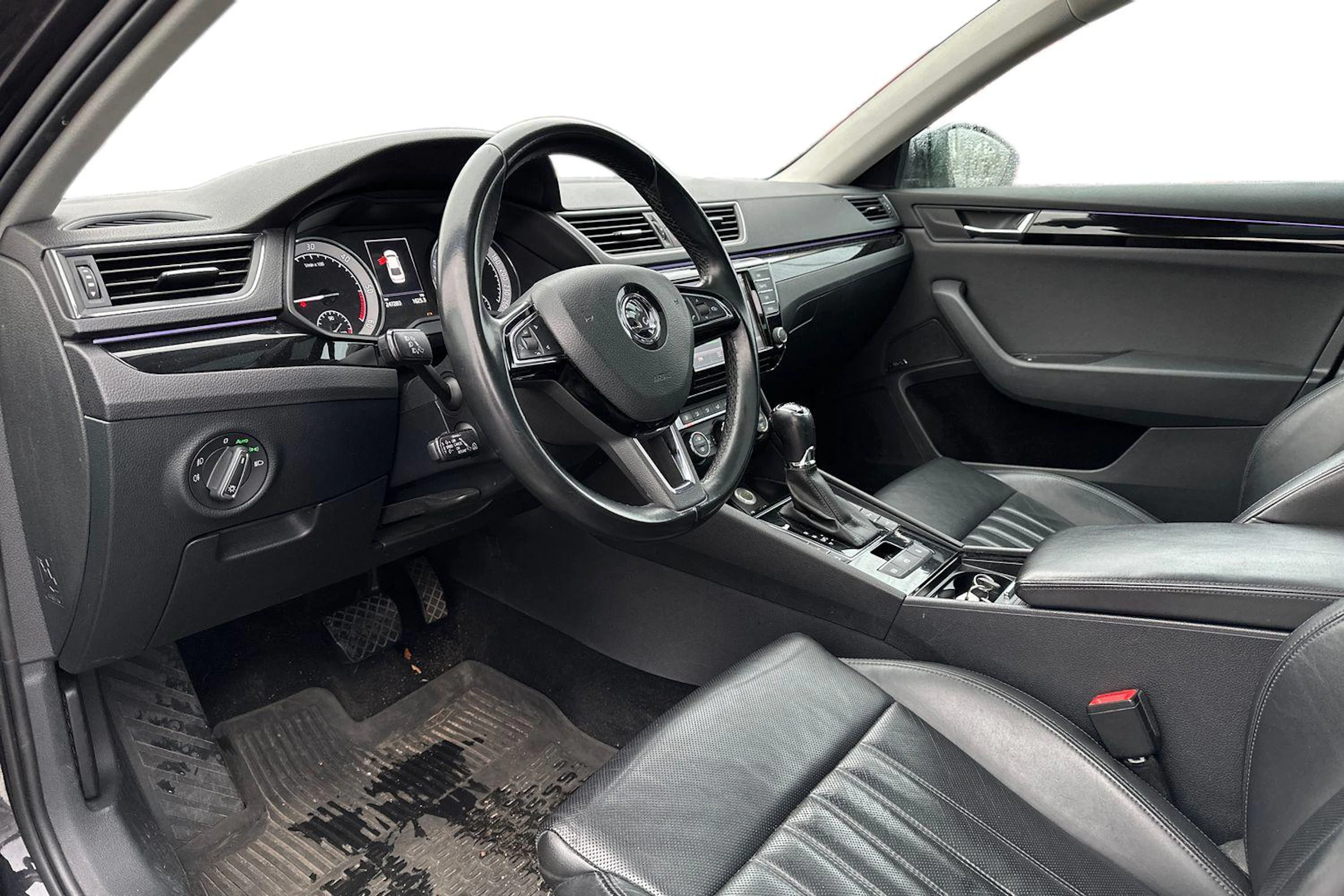 musta Skoda Superb 2017 kuva 3.