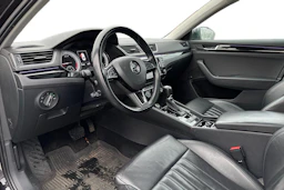 musta Skoda Superb 2017 kuva 3.