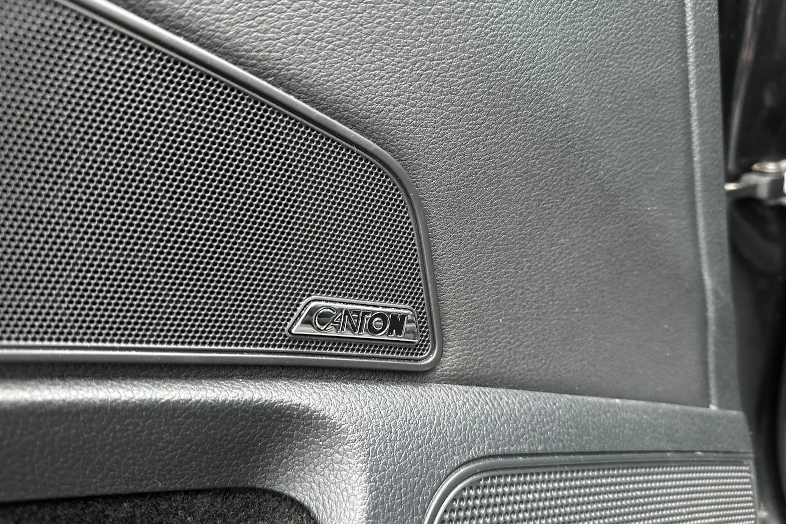 musta Skoda Superb 2017 kuva 5.