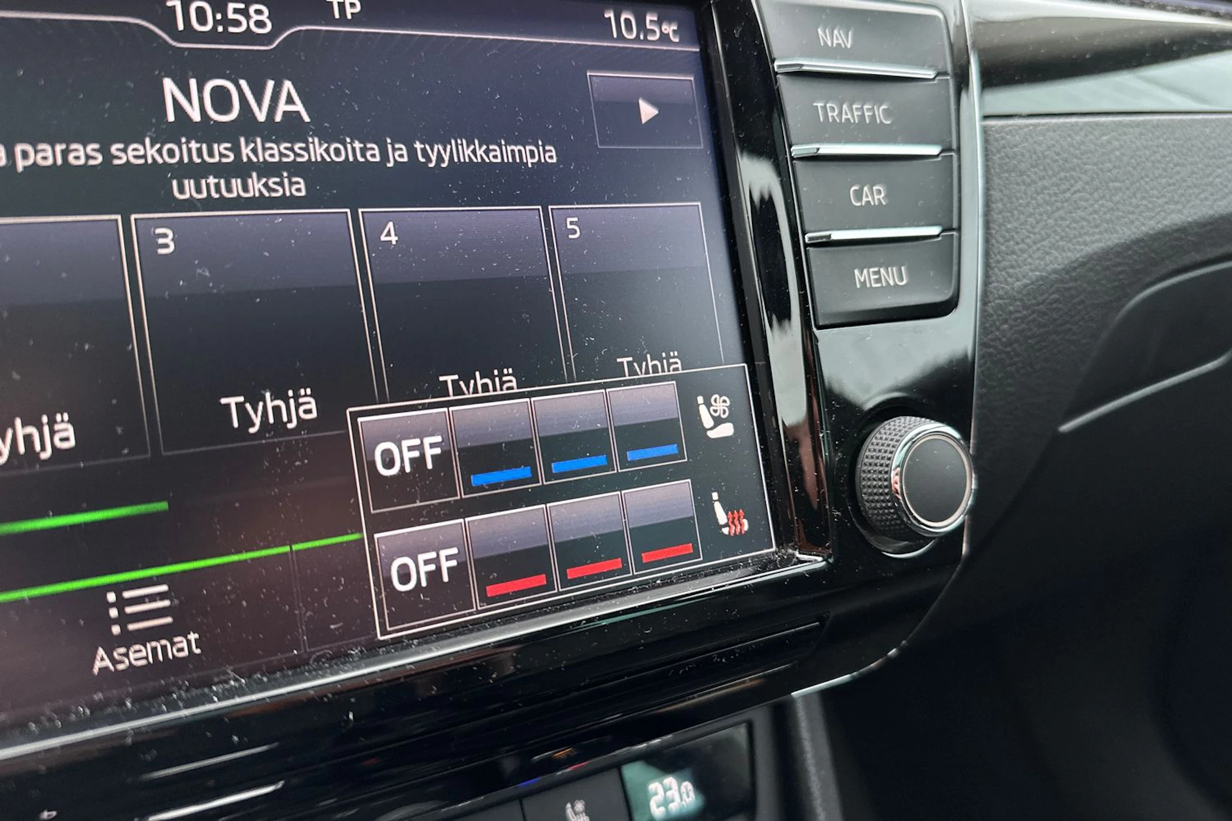 musta Skoda Superb 2017 kuva 7.