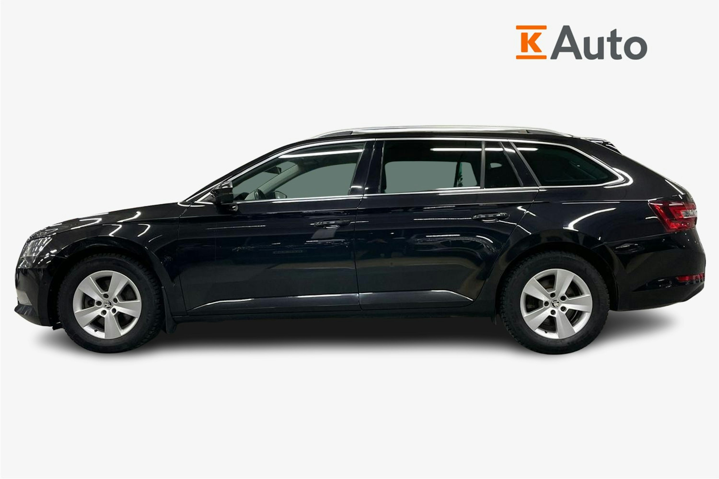 musta Skoda Superb 2017 kuva 6.