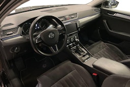 musta Skoda Superb 2017 kuva 7.