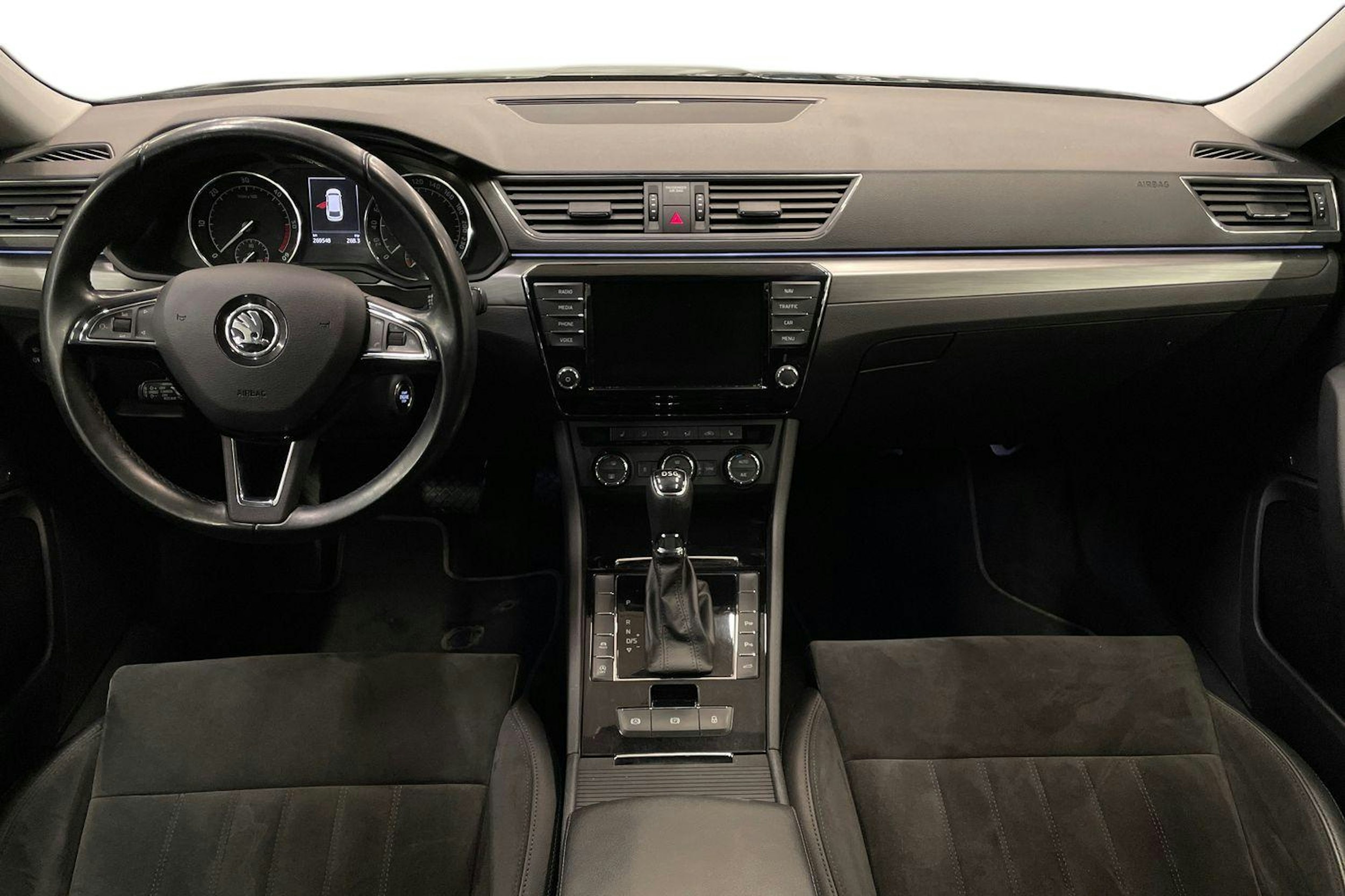 musta Skoda Superb 2017 kuva 9.