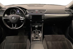 musta Skoda Superb 2017 kuva 9.