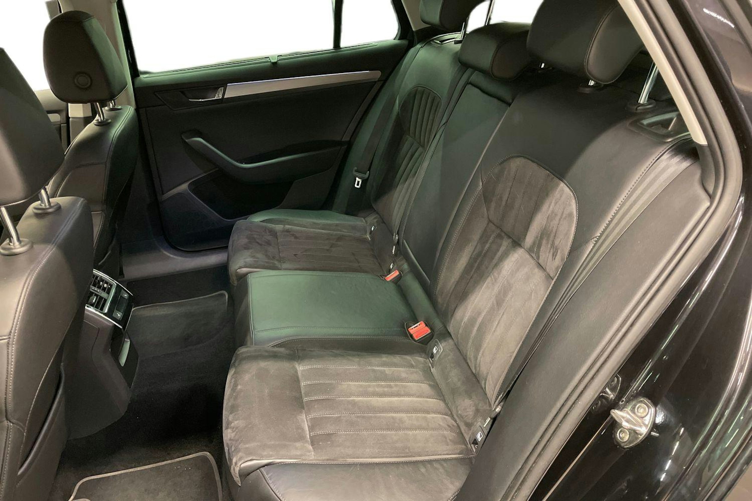 musta Skoda Superb 2017 kuva 10.