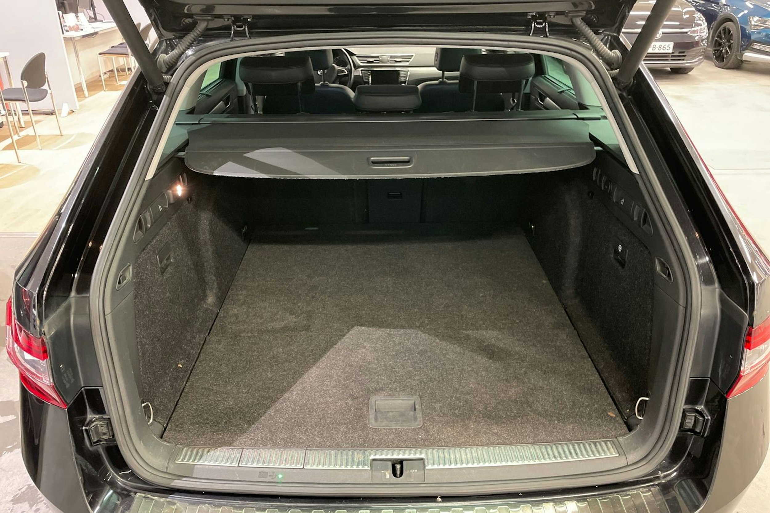 musta Skoda Superb 2017 kuva 15.