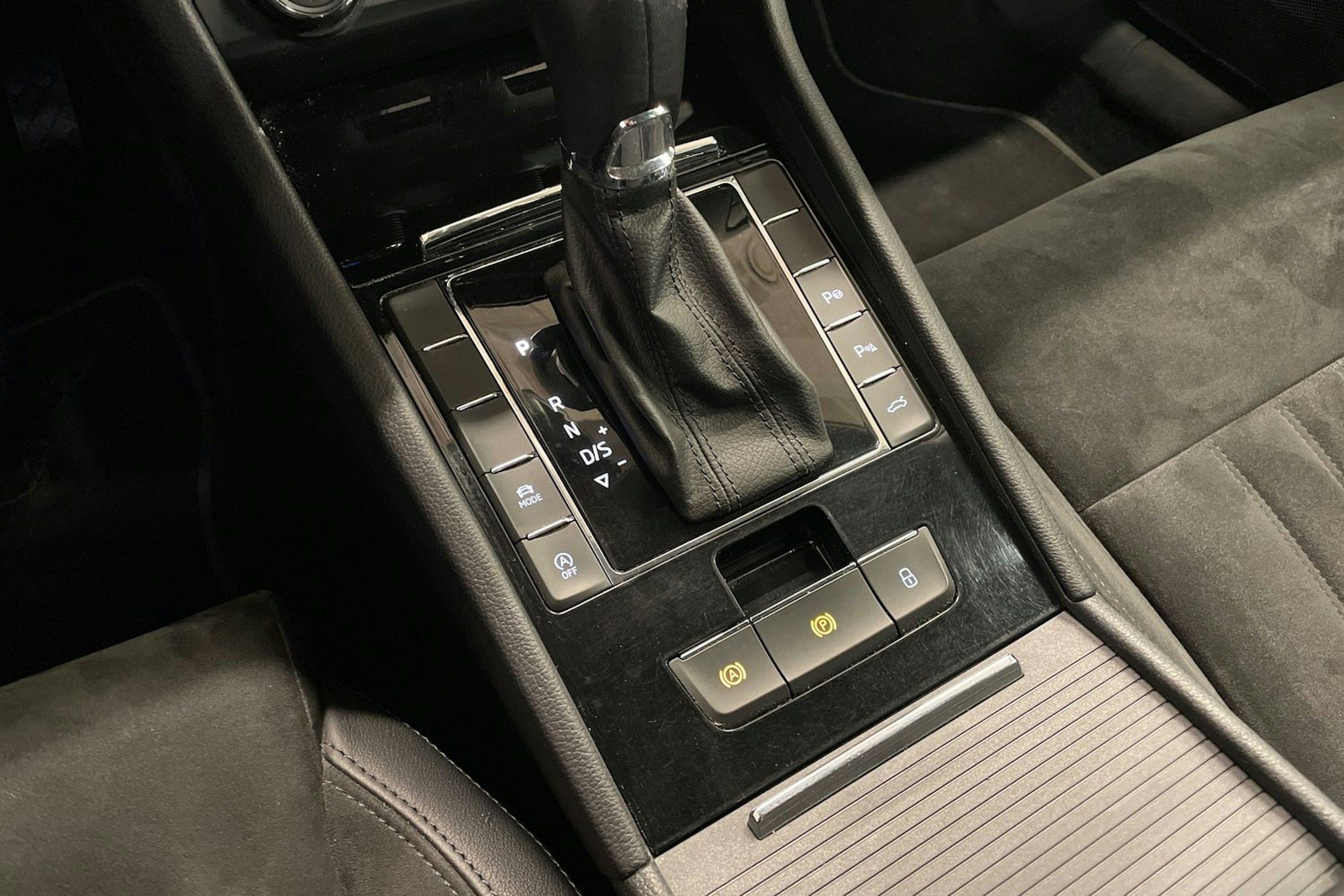 musta Skoda Superb 2017 kuva 19.