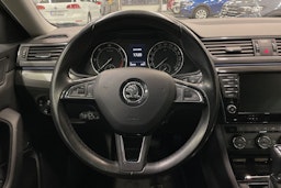 musta Skoda Superb 2017 kuva 23.