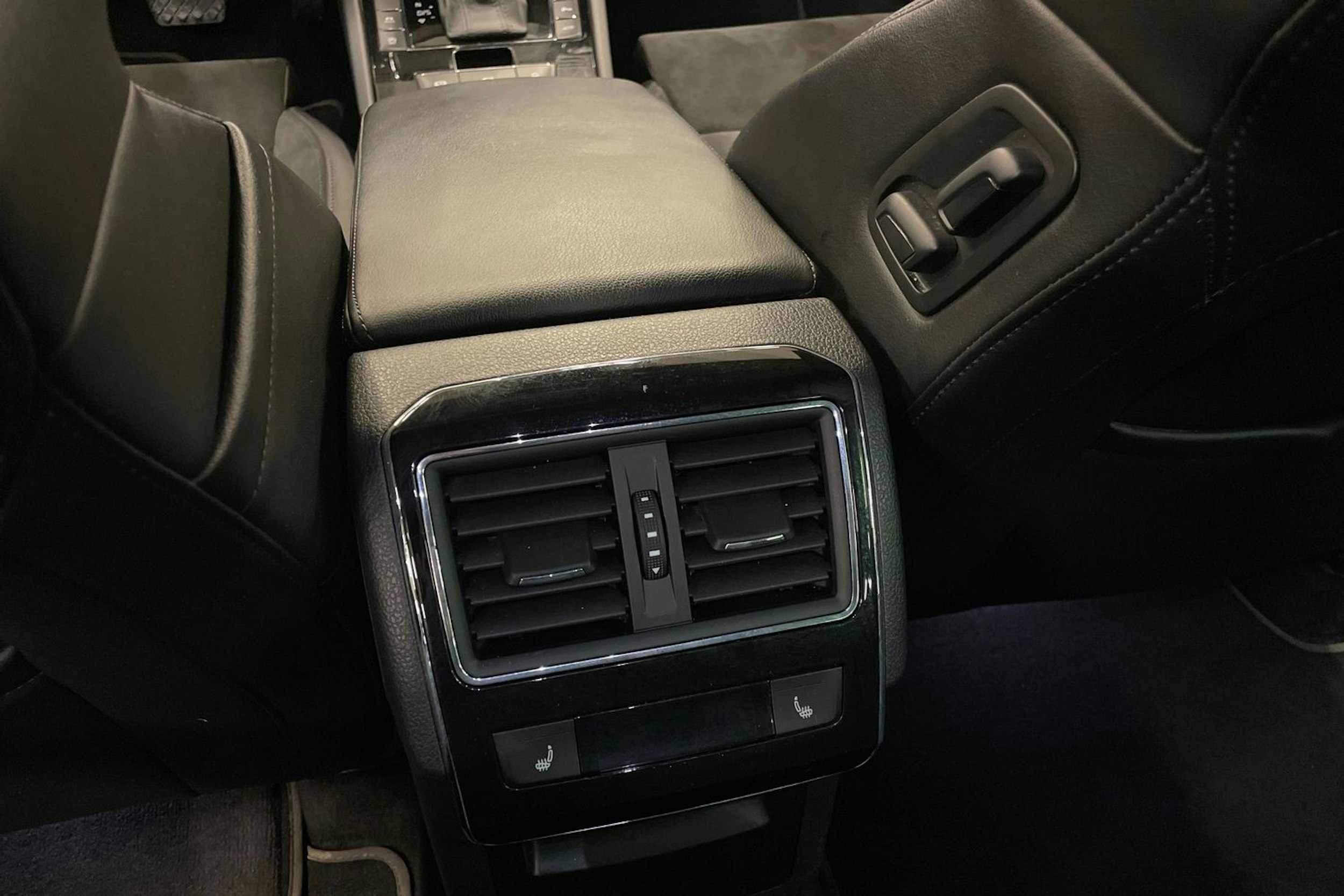 musta Skoda Superb 2017 kuva 24.