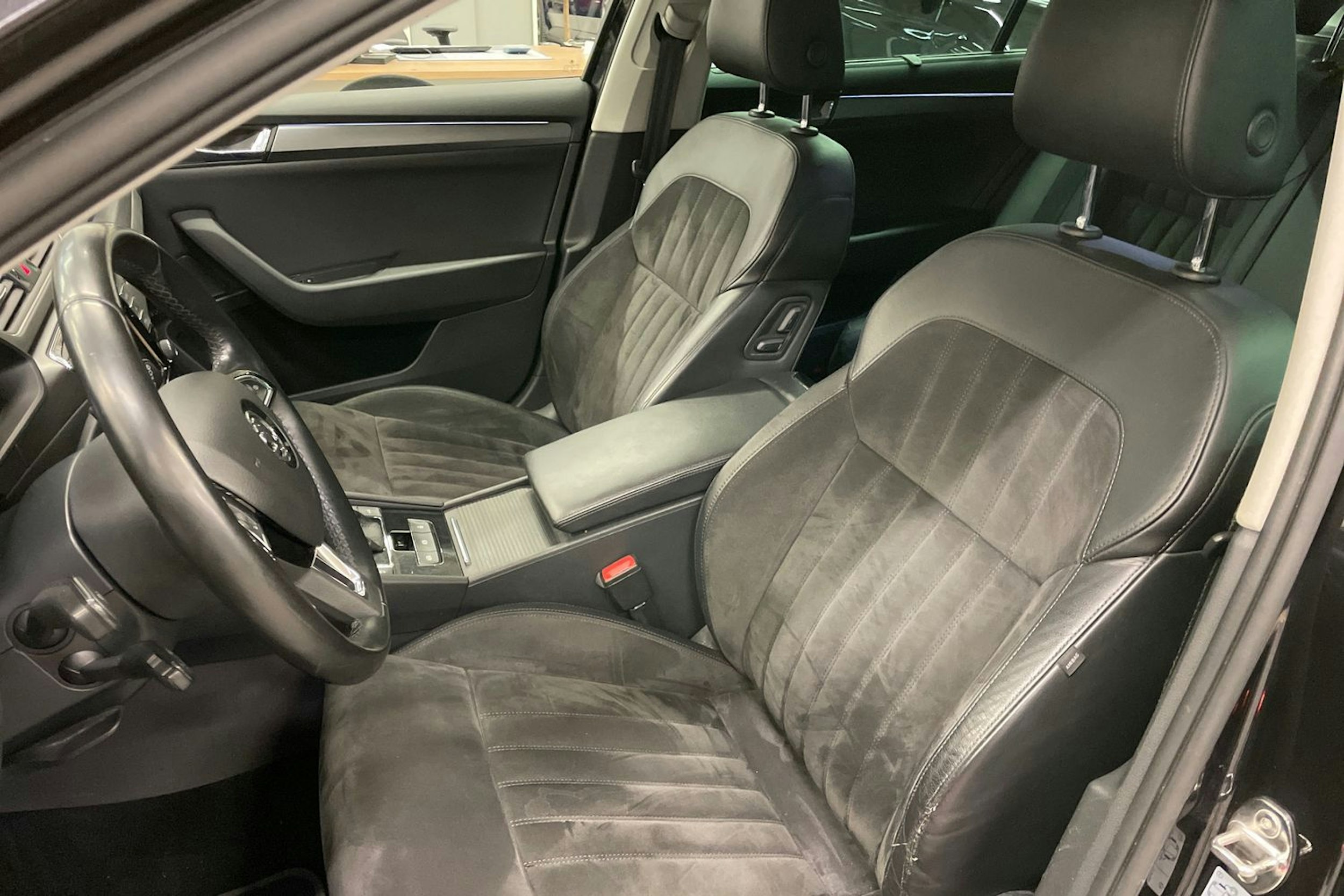 musta Skoda Superb 2017 kuva 25.