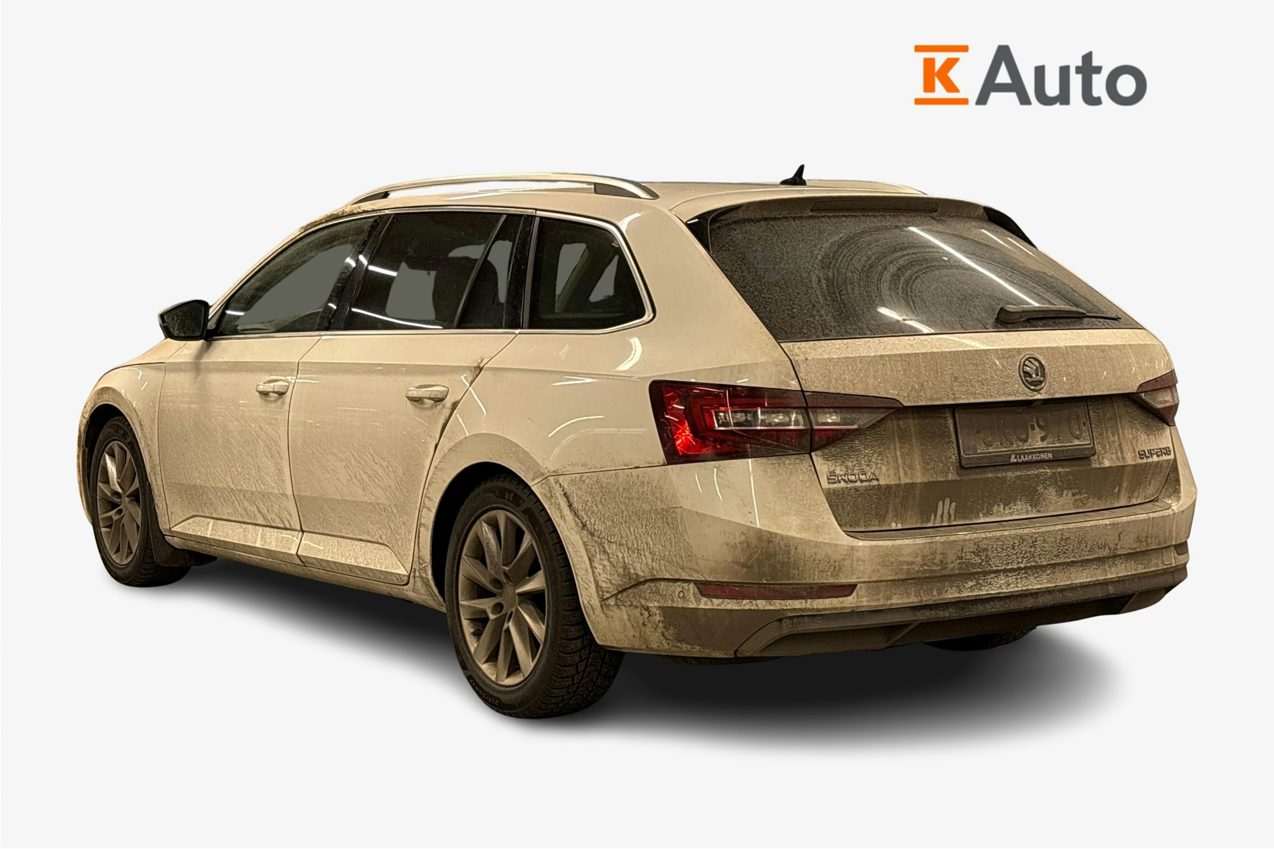 valkoinen Skoda Superb 2017 kuva 2.