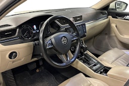 valkoinen Skoda Superb 2017 kuva 3.