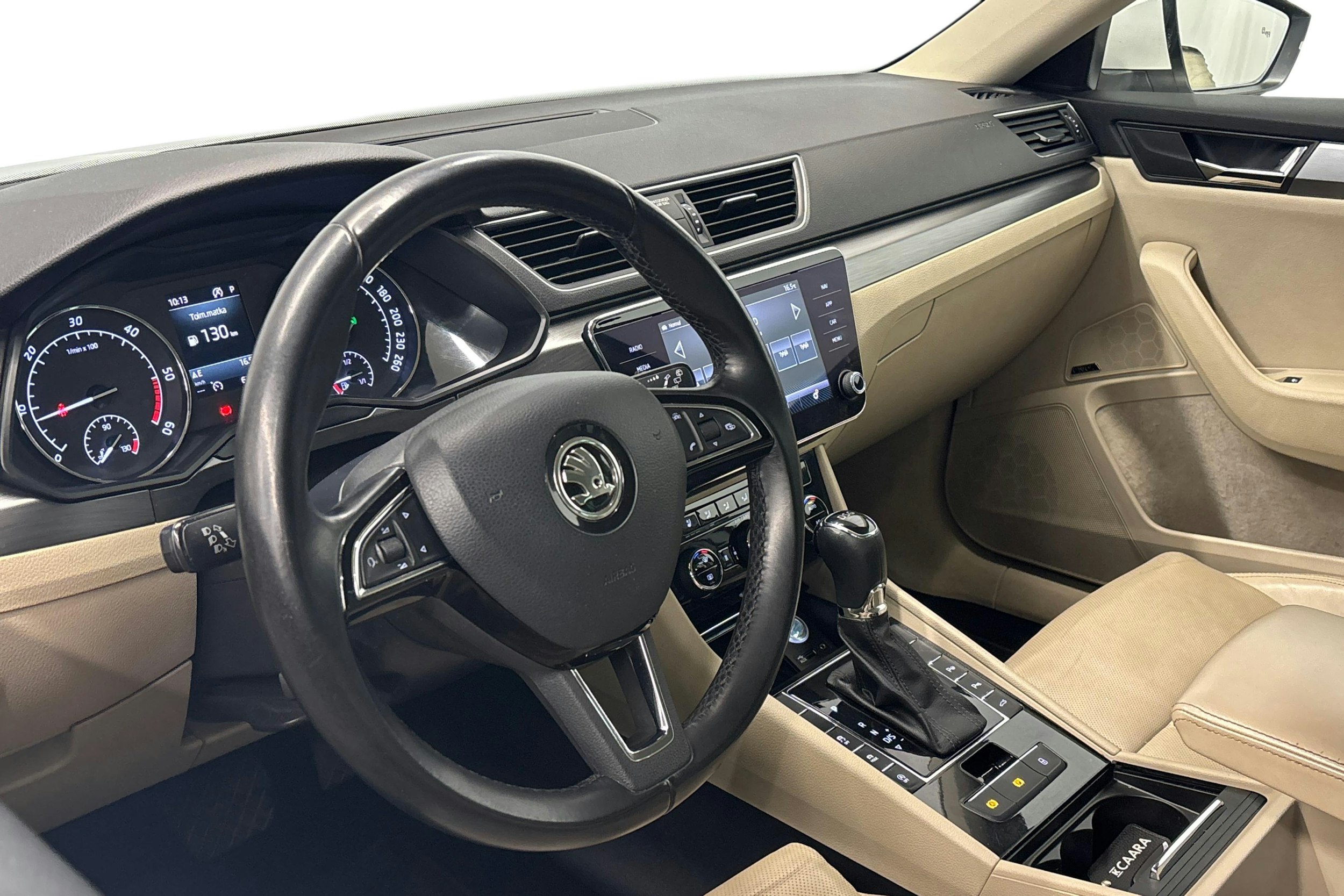valkoinen Skoda Superb 2017 kuva 7.
