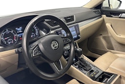 valkoinen Skoda Superb 2017 kuva 7.
