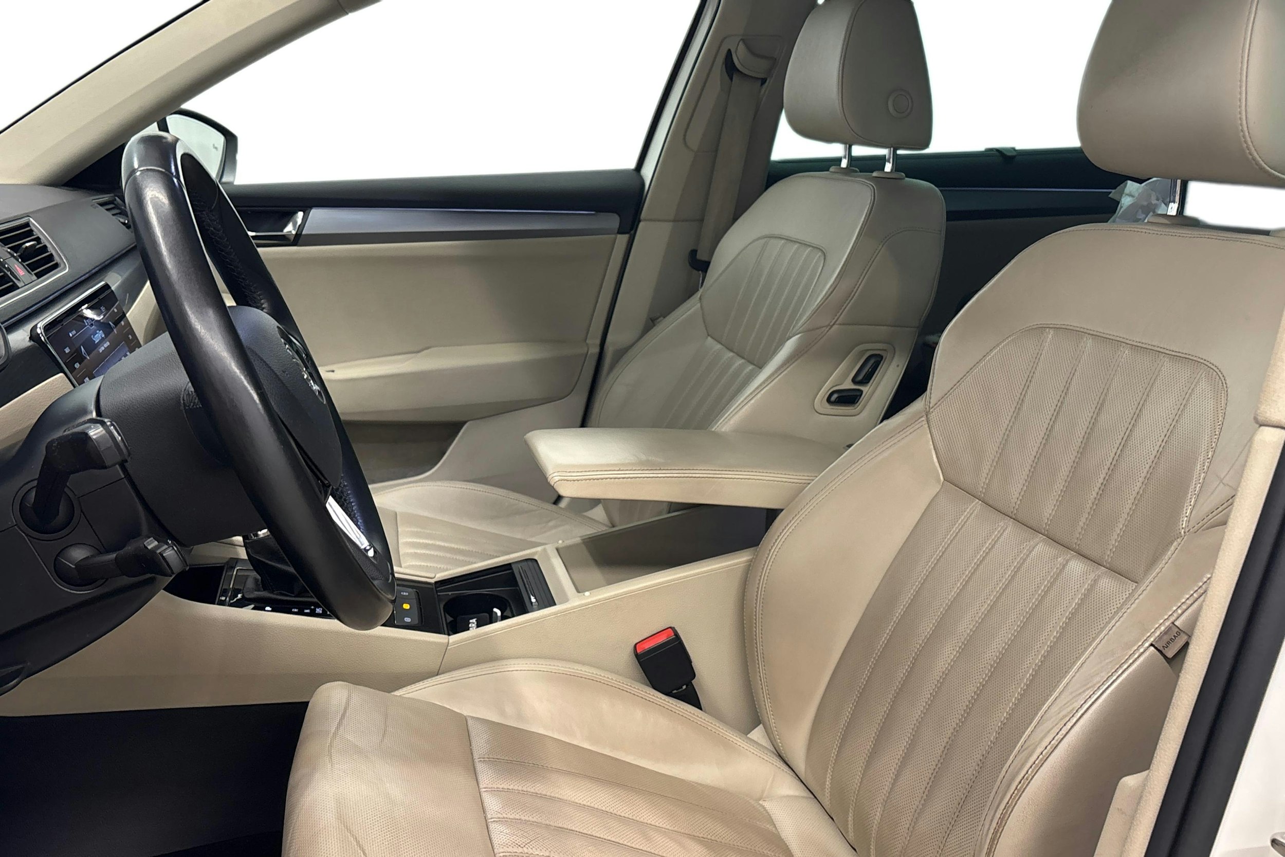 valkoinen Skoda Superb 2017 kuva 9.