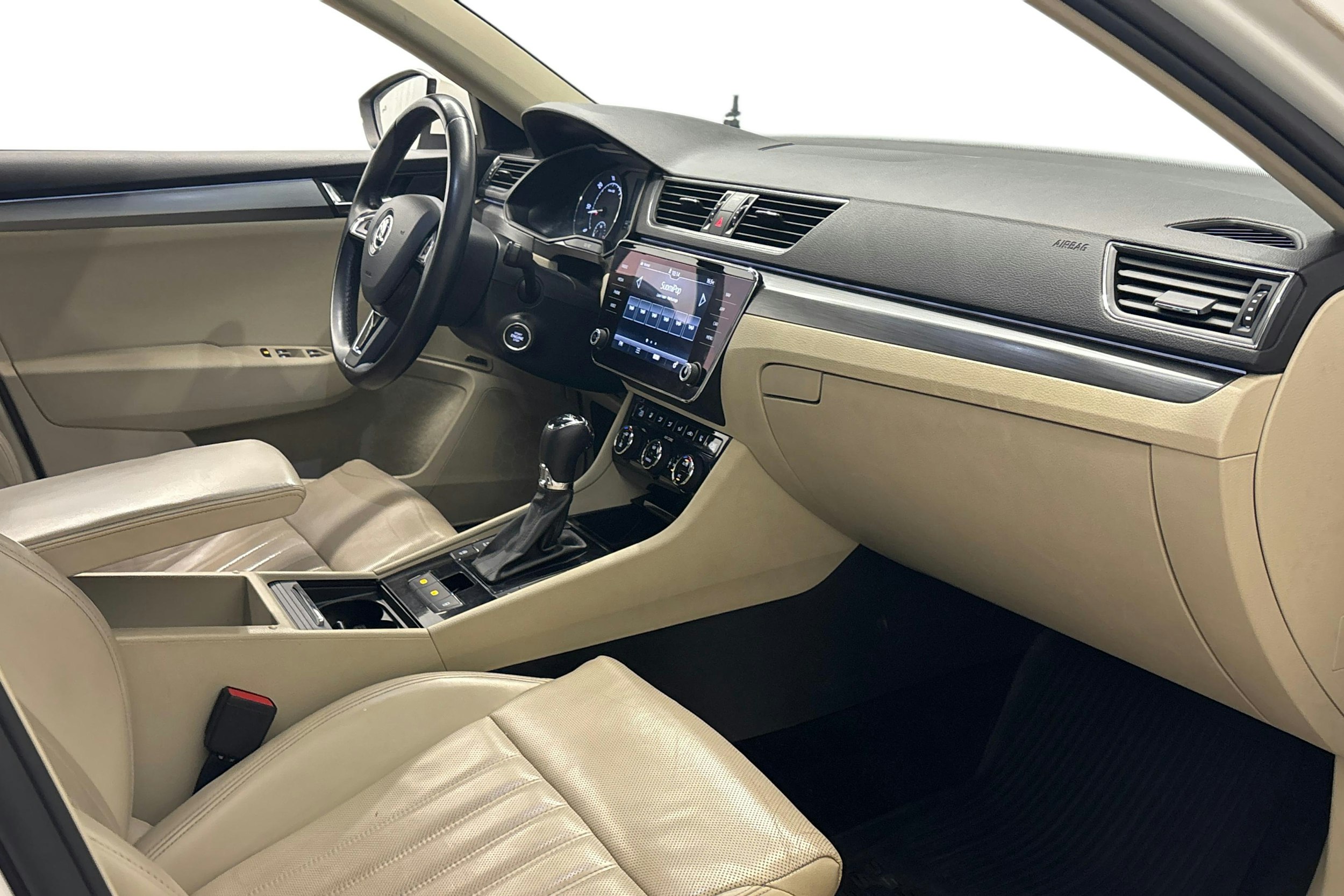 valkoinen Skoda Superb 2017 kuva 10.
