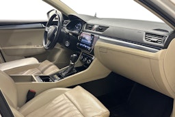 valkoinen Skoda Superb 2017 kuva 10.