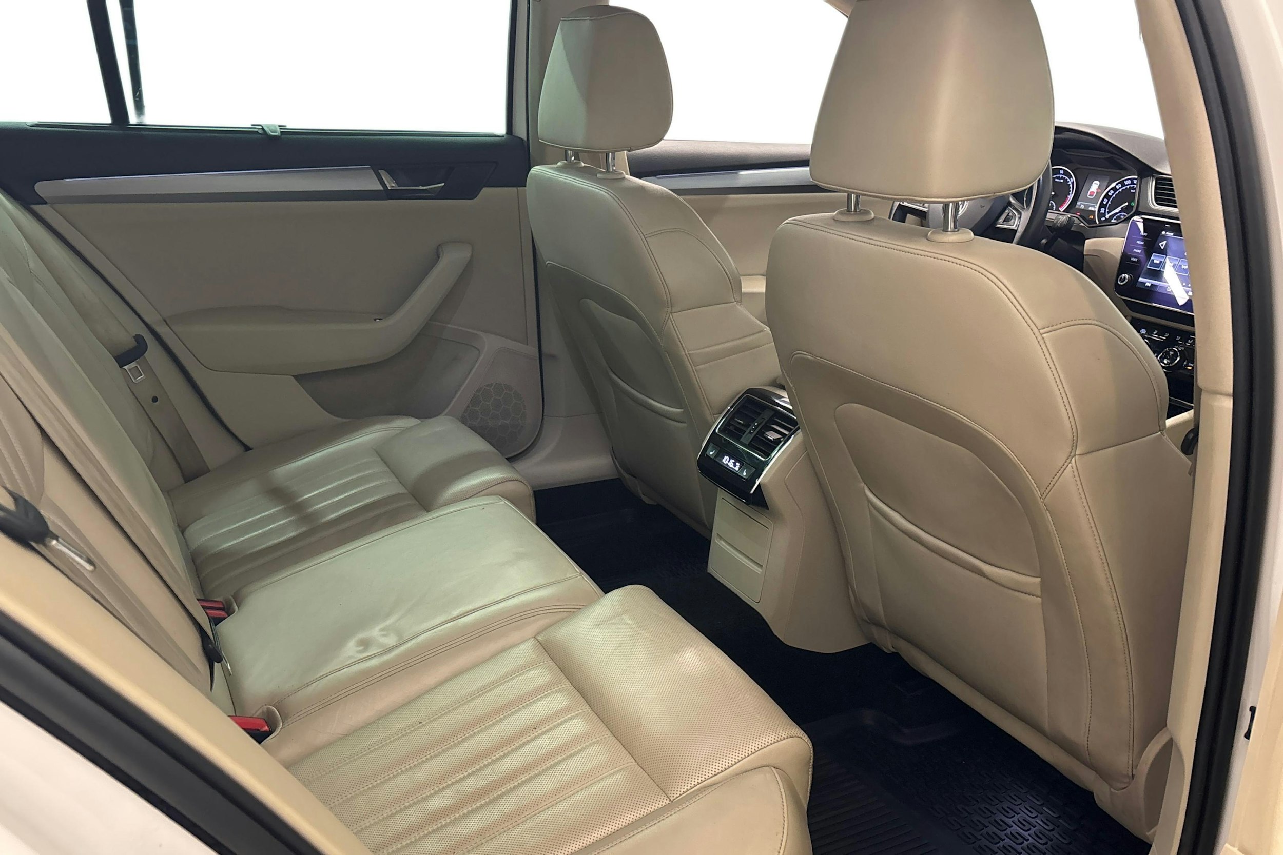 valkoinen Skoda Superb 2017 kuva 11.