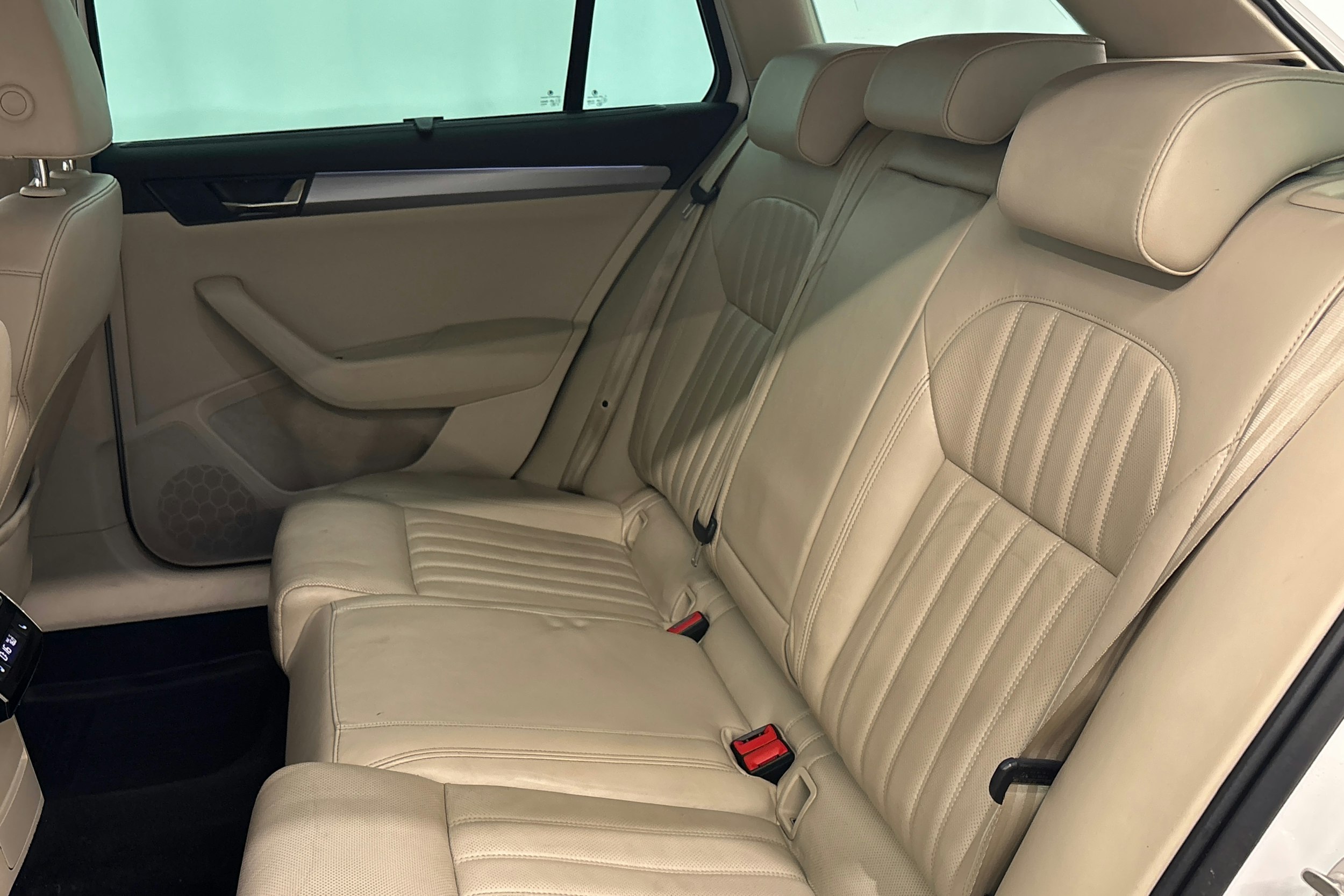 valkoinen Skoda Superb 2017 kuva 13.
