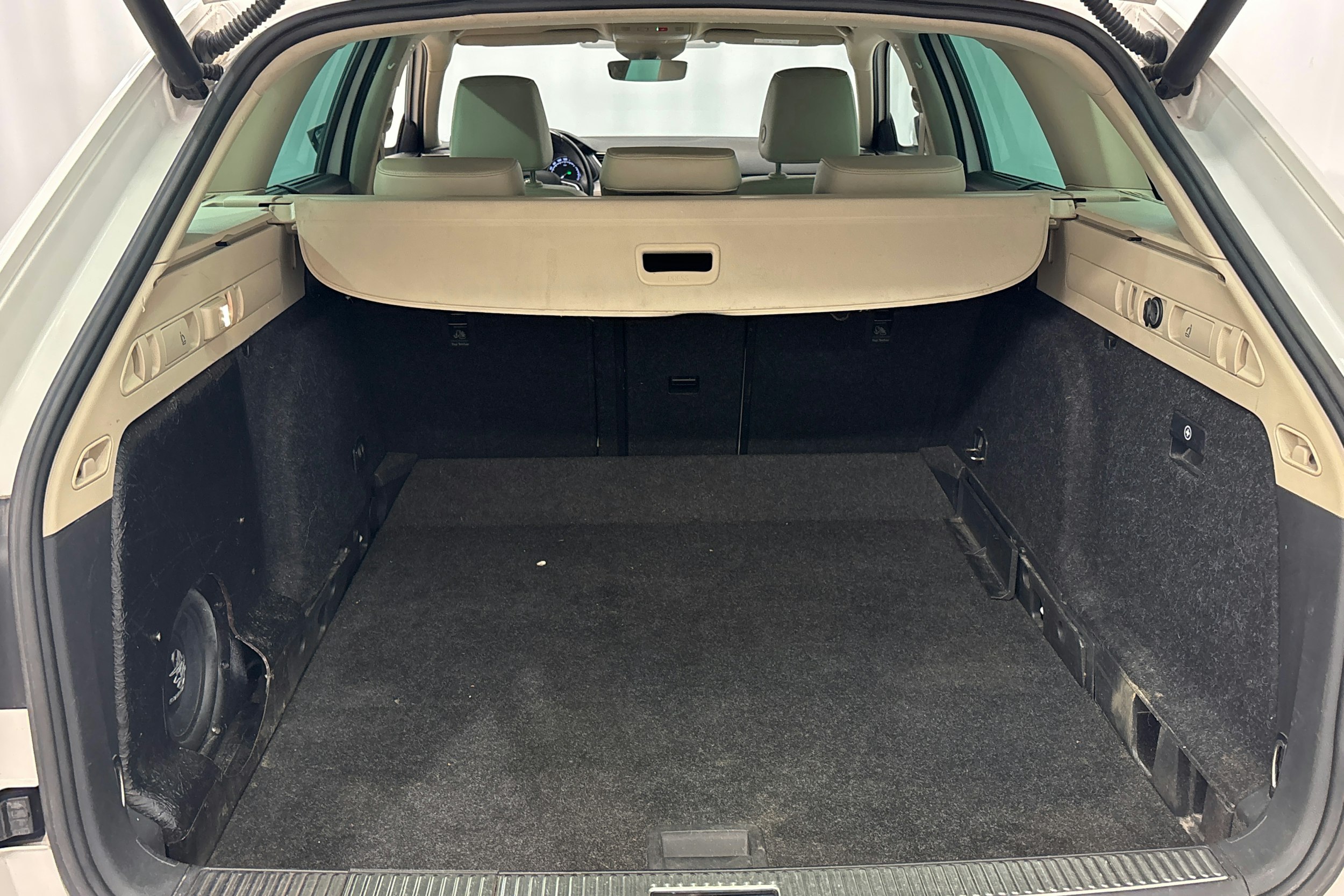 valkoinen Skoda Superb 2017 kuva 14.