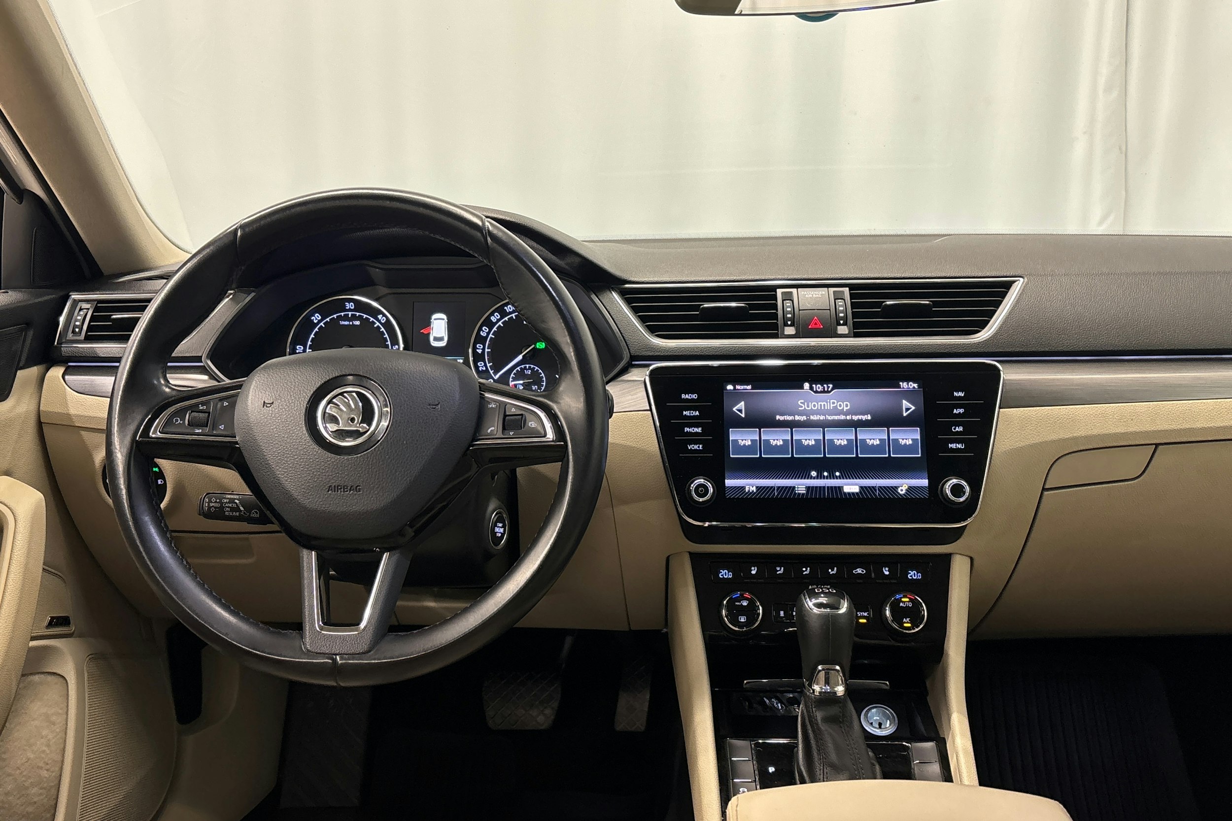 valkoinen Skoda Superb 2017 kuva 15.