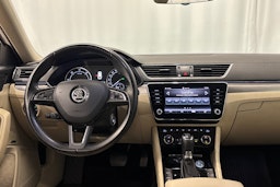 valkoinen Skoda Superb 2017 kuva 15.