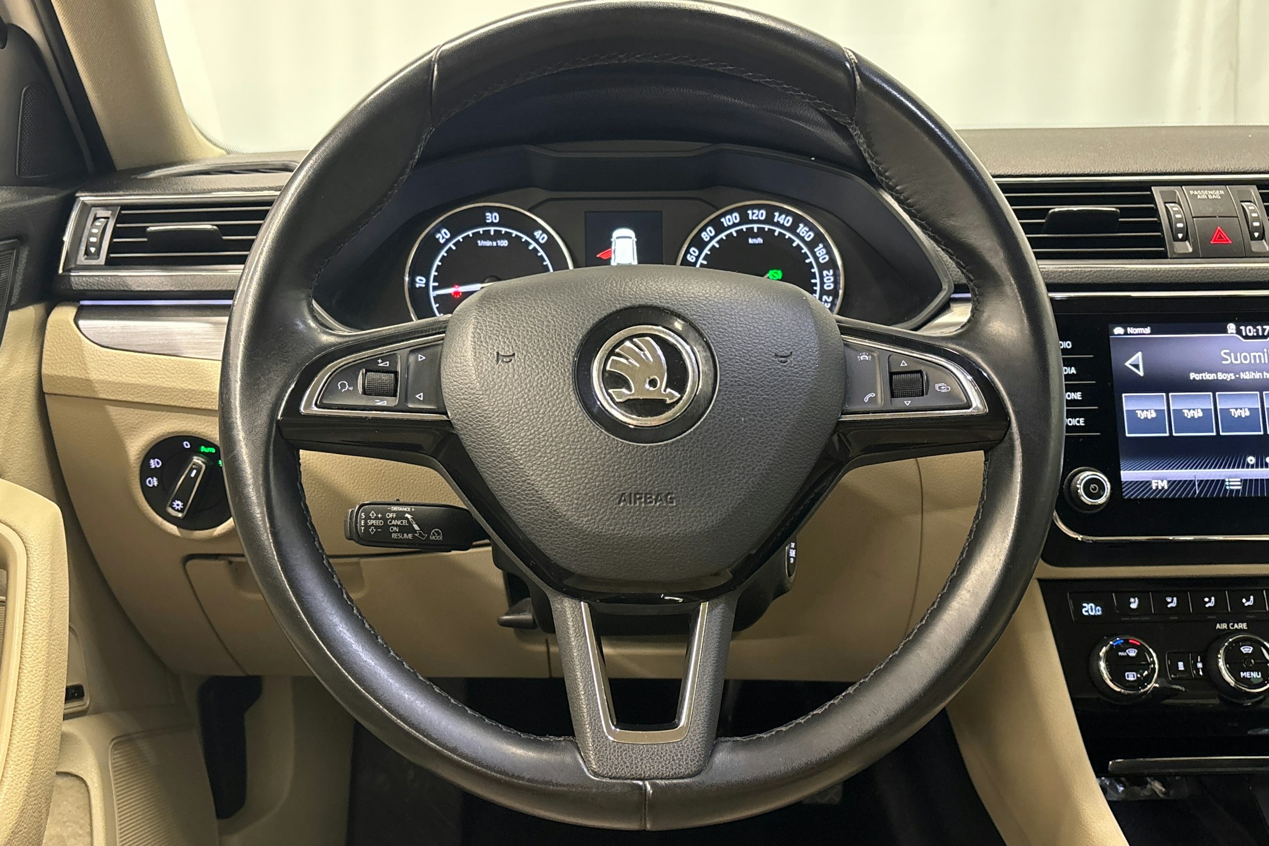 valkoinen Skoda Superb 2017 kuva 16.