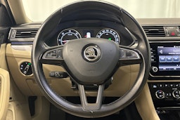 valkoinen Skoda Superb 2017 kuva 16.