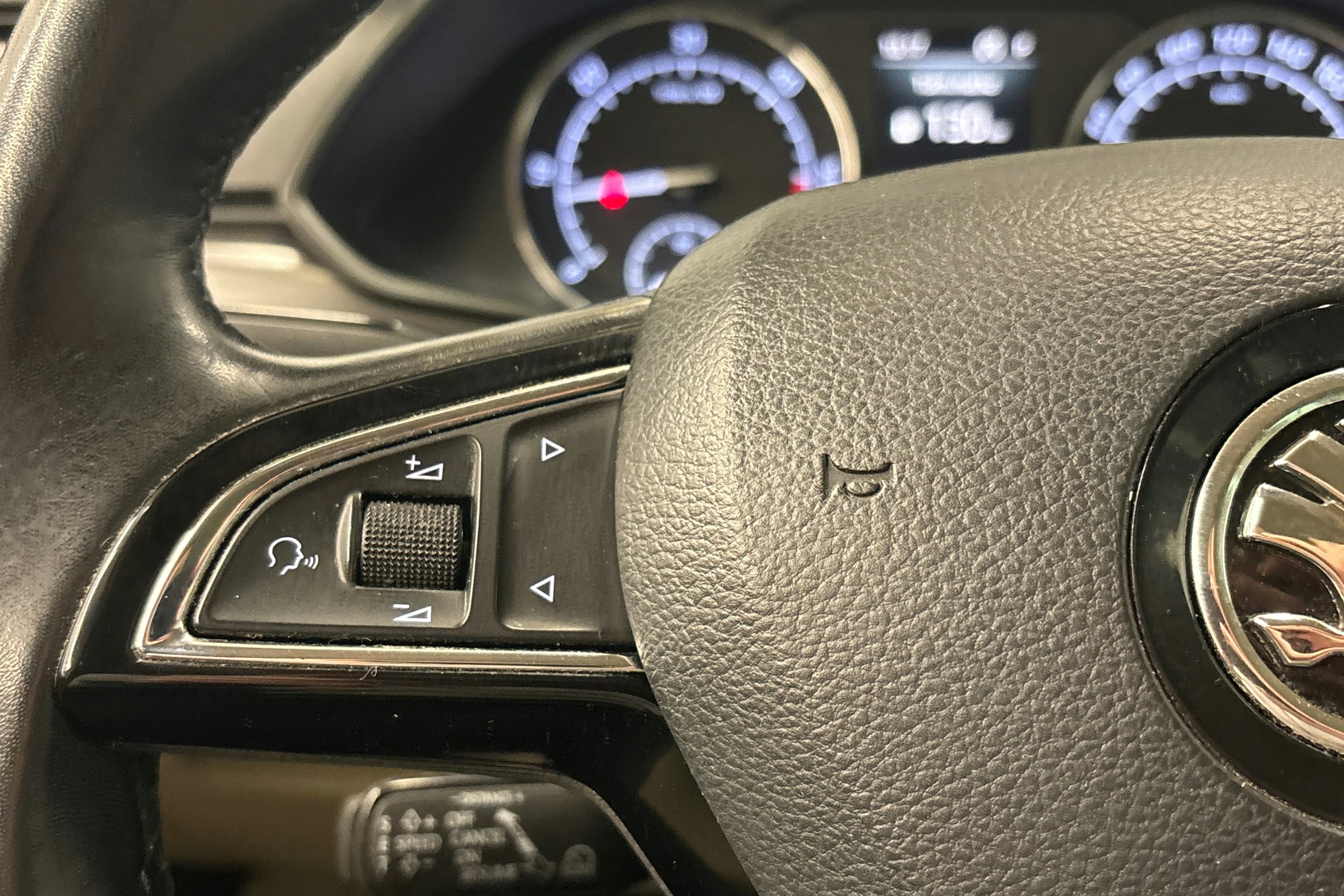 valkoinen Skoda Superb 2017 kuva 17.