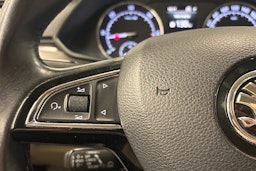 valkoinen Skoda Superb 2017 kuva 17.