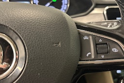 valkoinen Skoda Superb 2017 kuva 18.