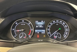 valkoinen Skoda Superb 2017 kuva 19.