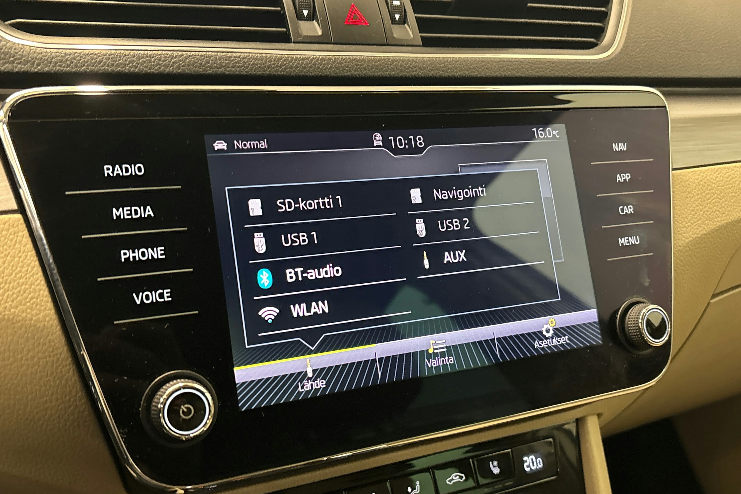 valkoinen Skoda Superb 2017 kuva 20.