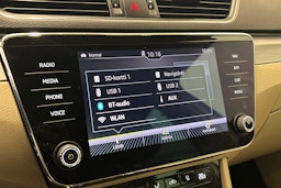 valkoinen Skoda Superb 2017 kuva 20.