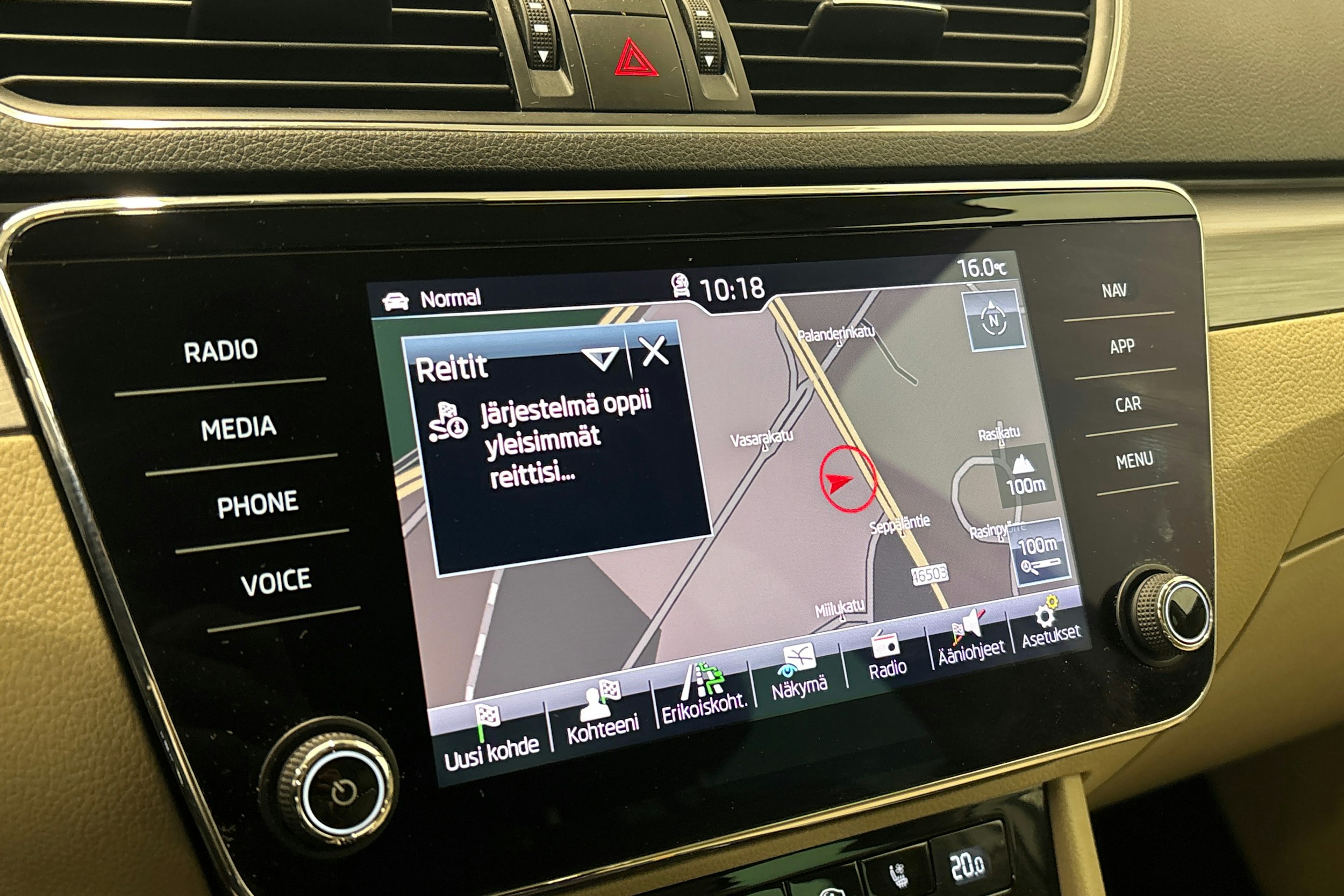 valkoinen Skoda Superb 2017 kuva 22.